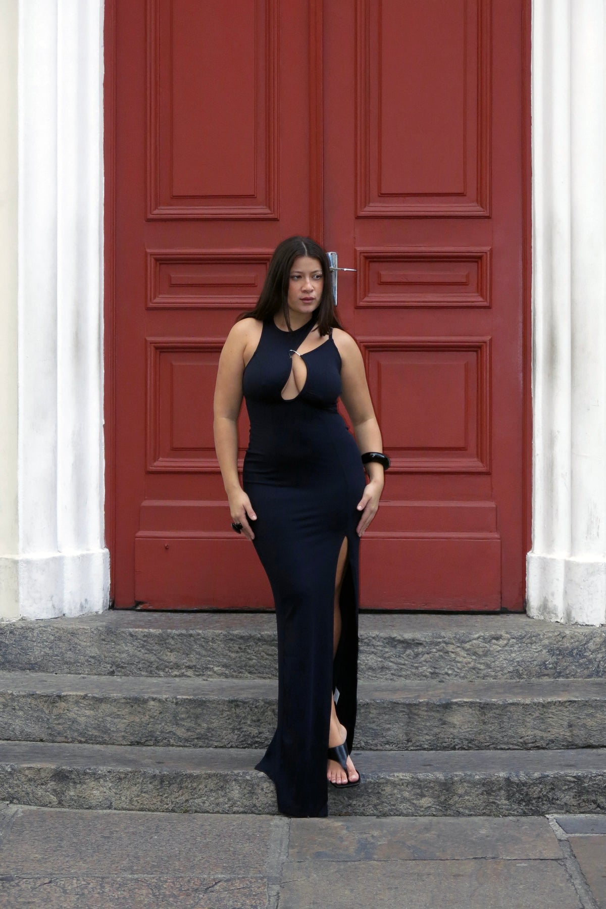 Modelo usando Vestido Metal KV Preto Karoline Vitto