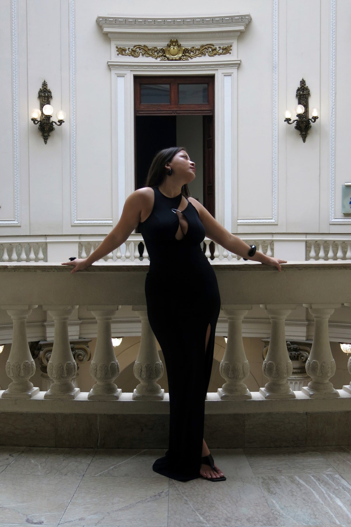Modelo usando Vestido Metal KV Preto Karoline Vitto