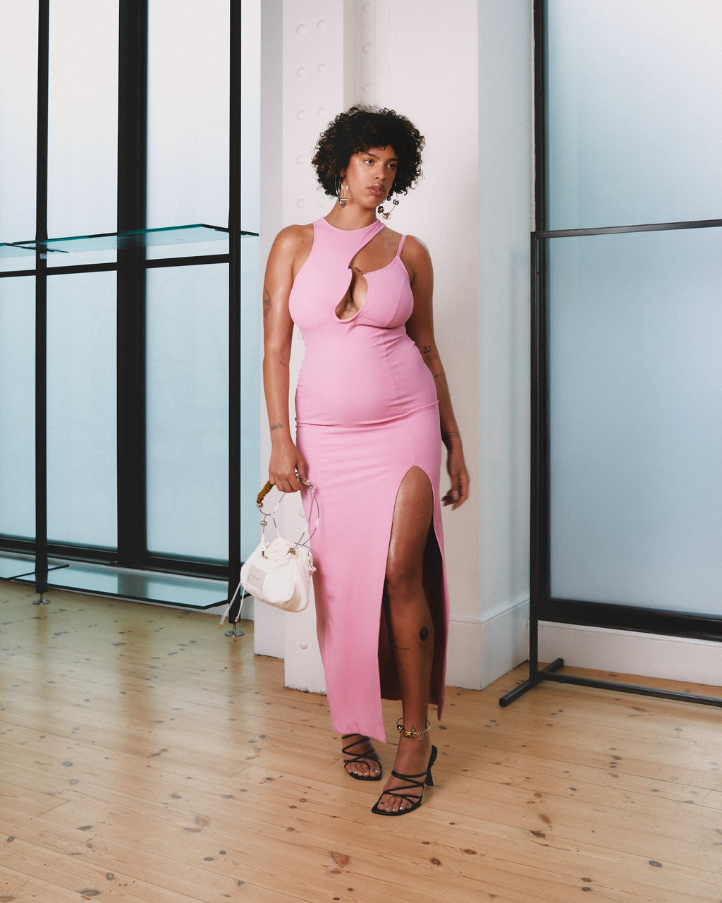 Modelo usando Vestido Metal KV Rosa Karoline Vitto