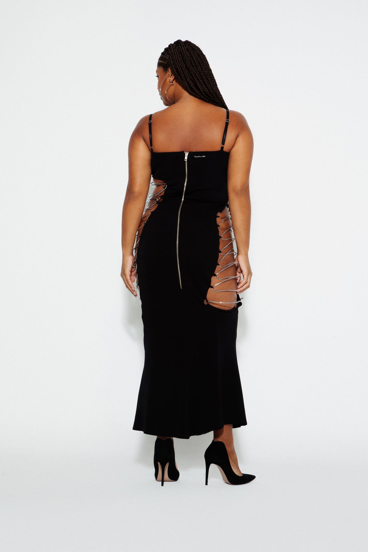 Modelo usando Vestido Metal Moldura Karoline Vitto, vista traseira