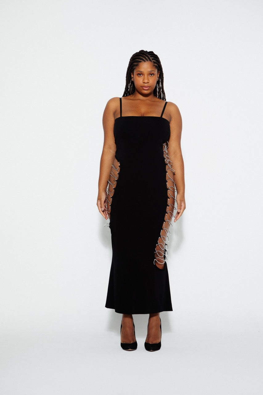 Modelo usando Vestido Metal Moldura Karoline Vitto, vista frontal