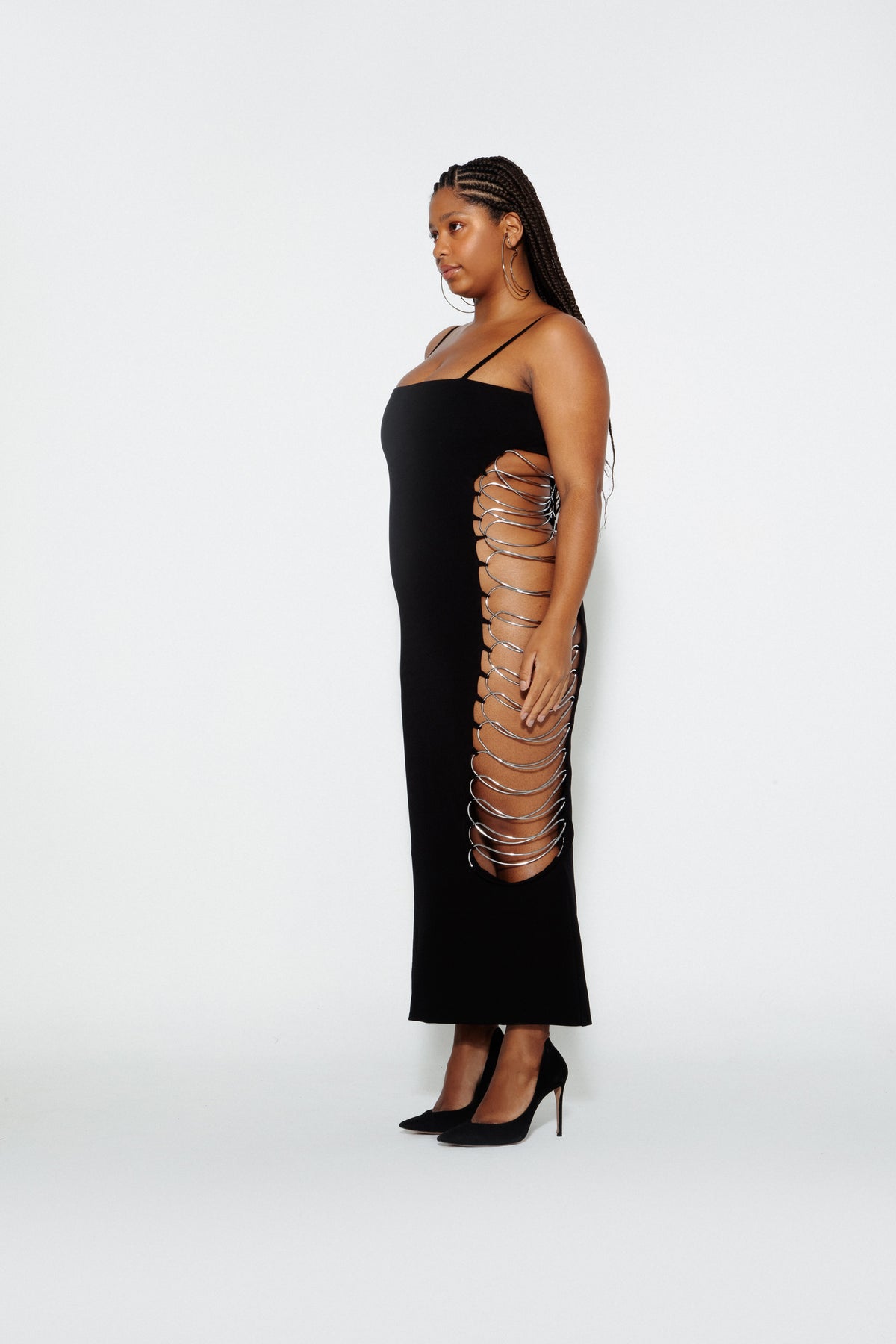 Modelo usando Vestido Metal Moldura Karoline Vitto, vista lateral