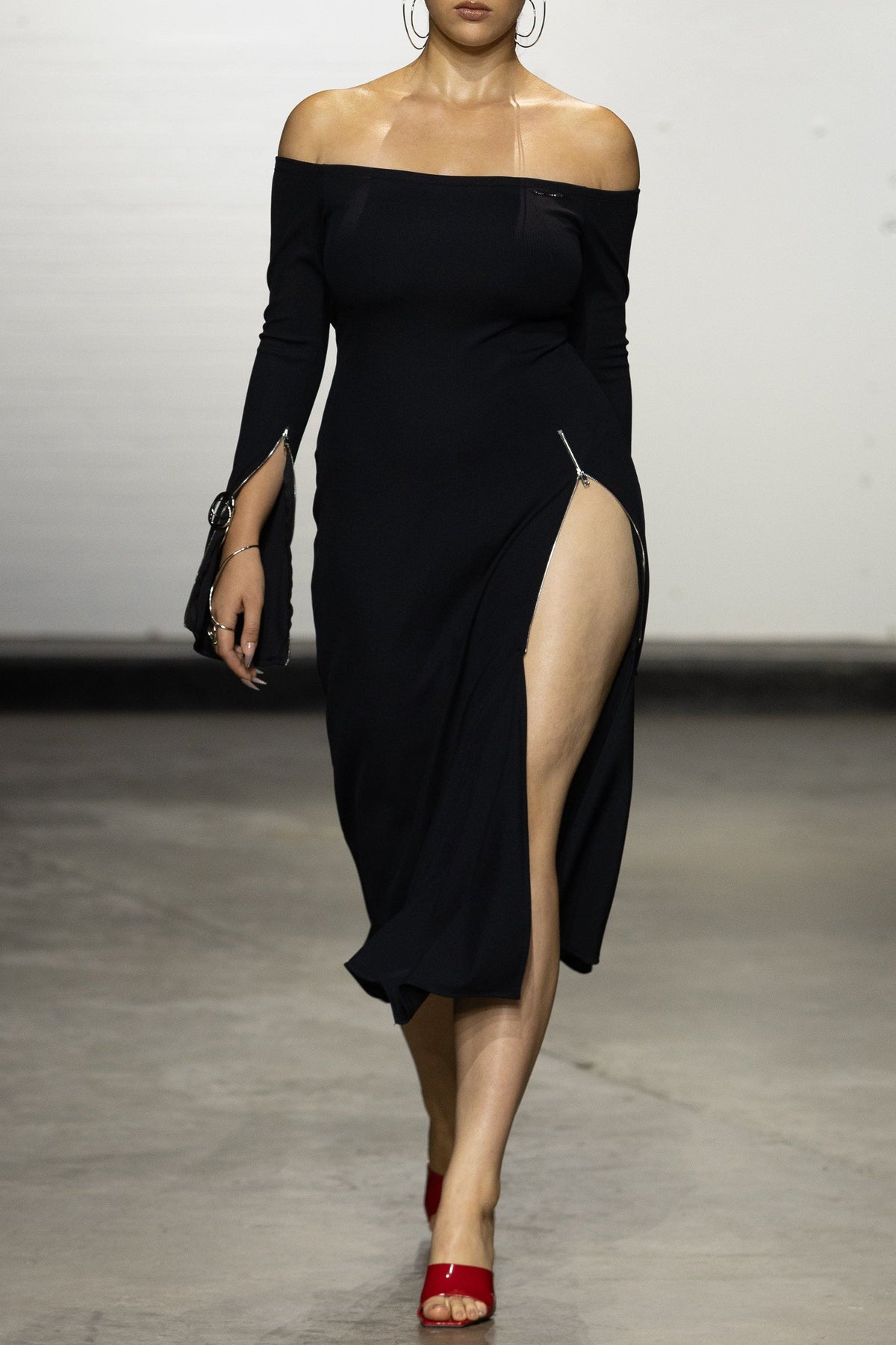 Modelo usando Vestido Midi Zíperes Preto Karoline Vitto no desfile