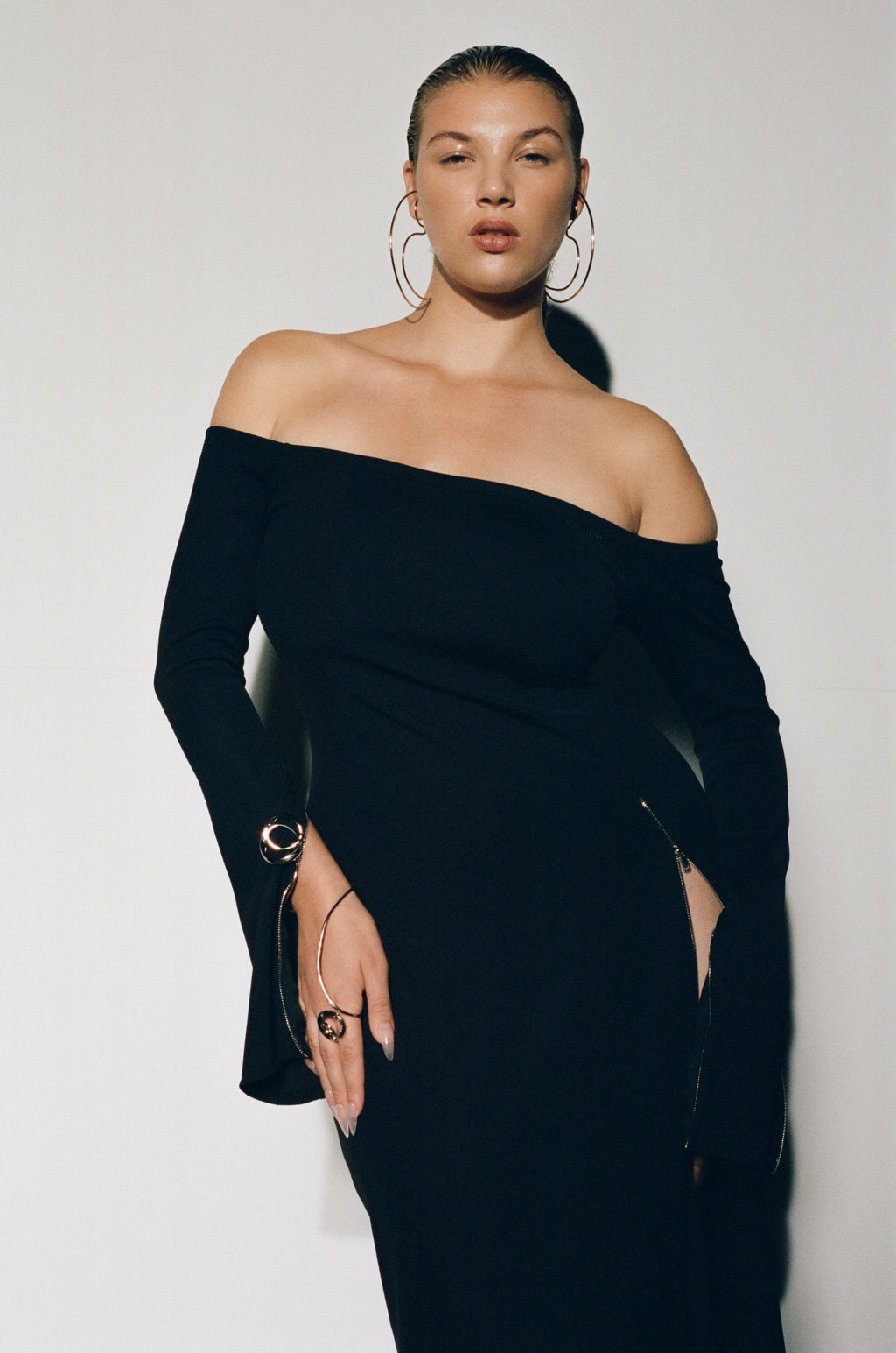 Modelo usando Vestido Midi Zíperes Preto Karoline Vitto, detalhe frontal