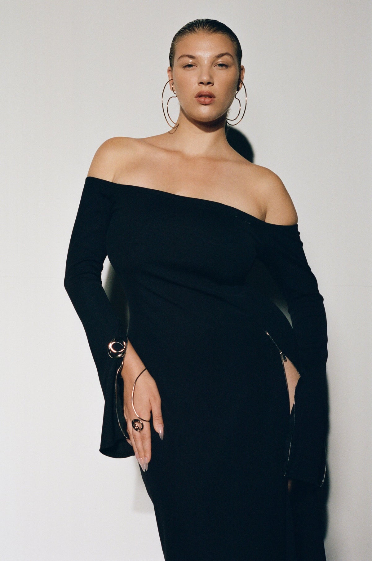 Modelo usando Vestido Midi Zíperes Preto Karoline Vitto, detalhe frontal