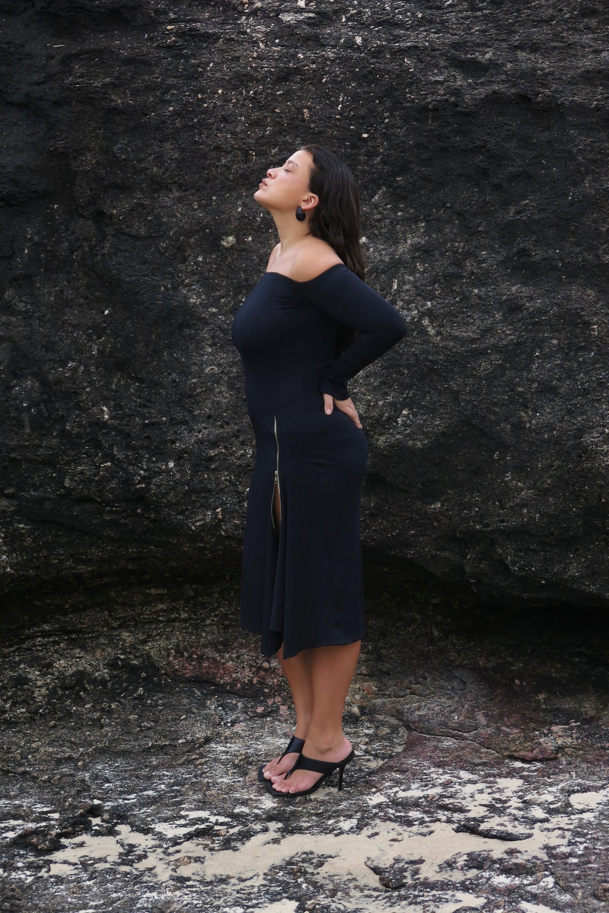 Modelo usando Vestido Midi Zíperes Preto Karoline Vitto, vista lateral