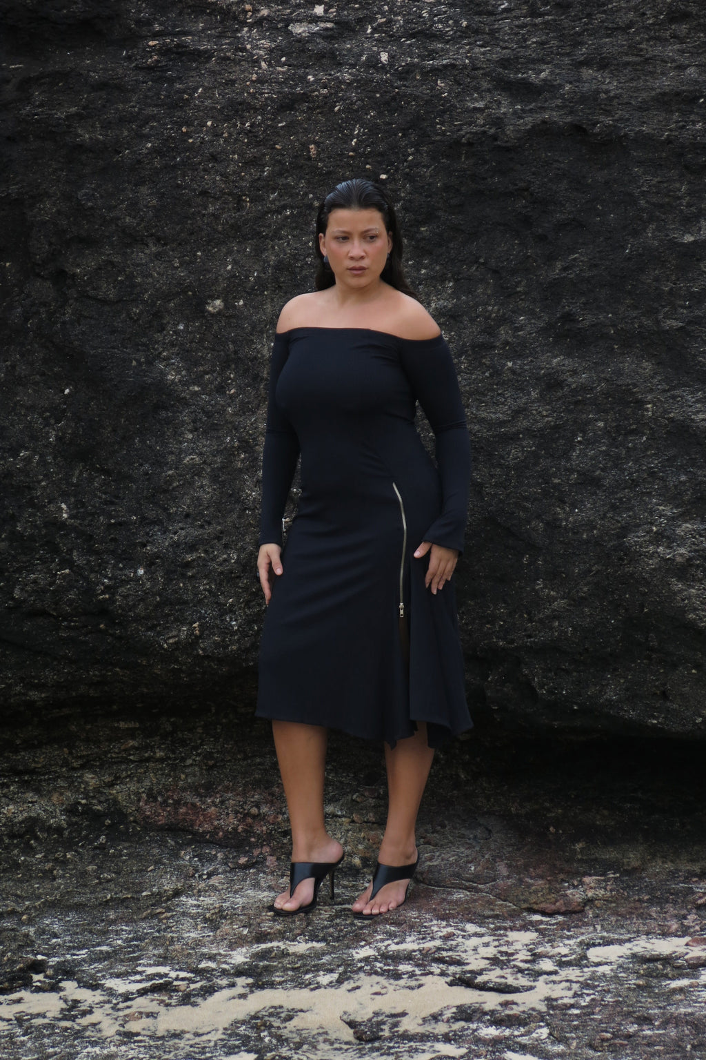Modelo usando Vestido Midi Zíperes Preto Karoline Vitto, vista frontal