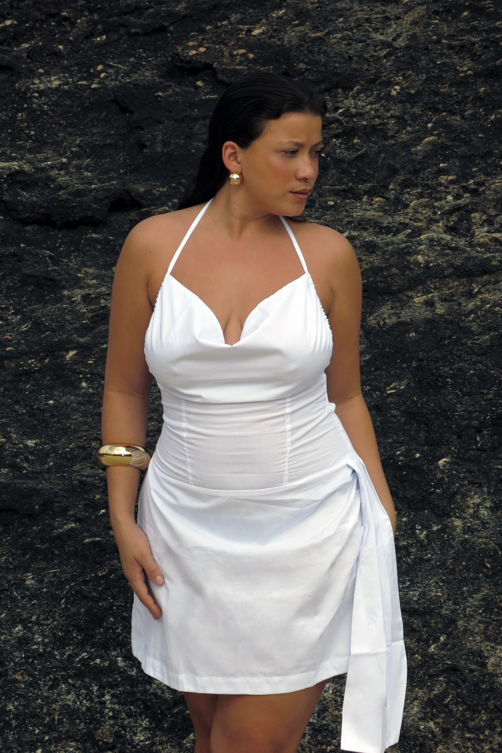 Detalhe do busto drapeado do Vestido Mini Busto Drapeado Branco Karoline Vitto