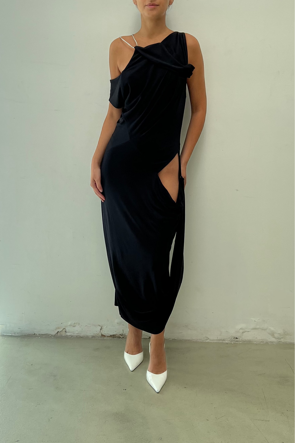 Modelo usando Vestido Undertide Preto Karoline Vitto abotoado