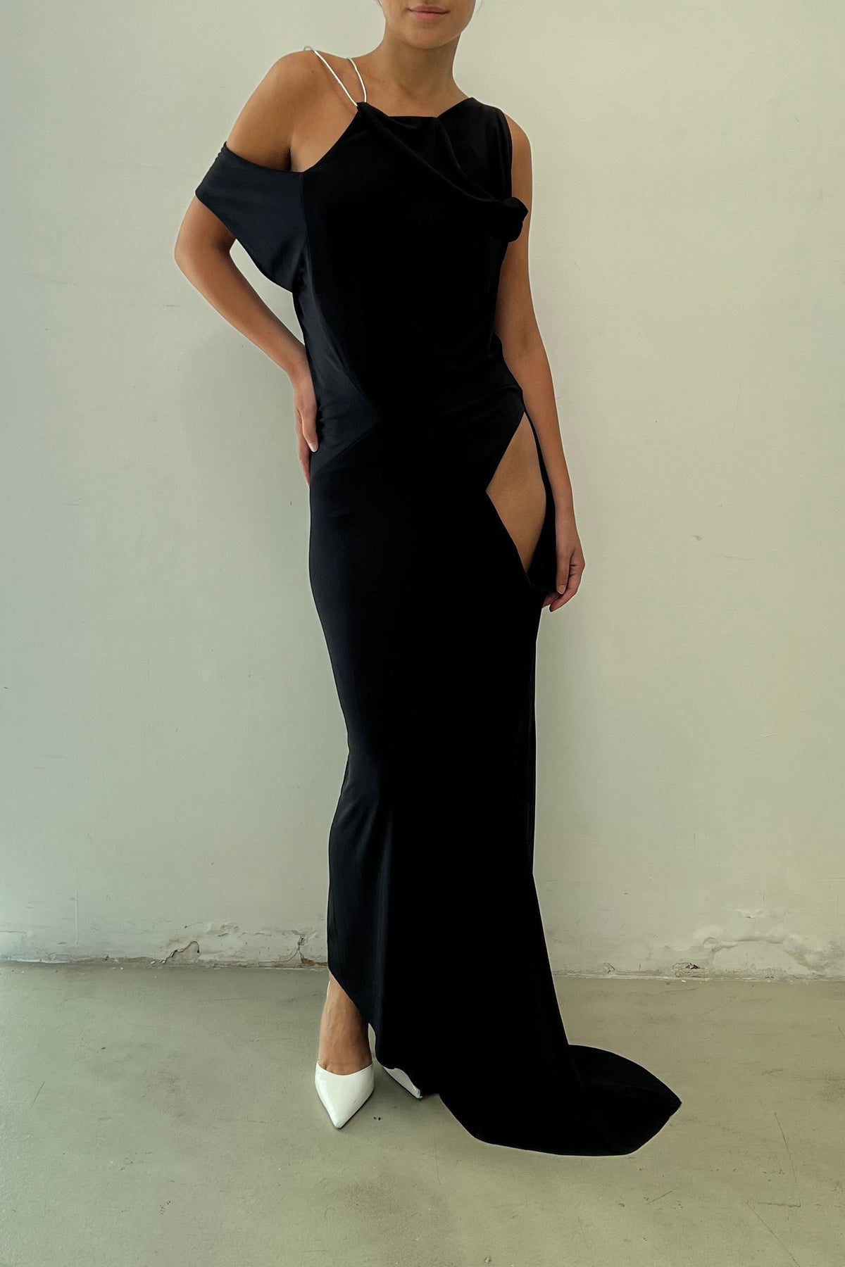 Modelo usando Vestido Undertide Preto Karoline Vitto solto