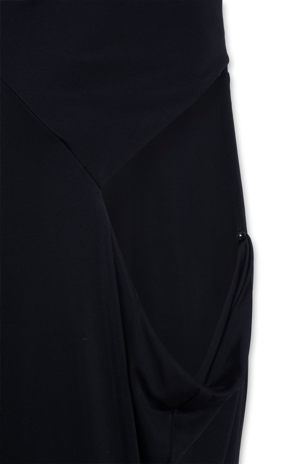 Detalhe do abotoamento do Vestido Undertide Preto Karoline Vitto