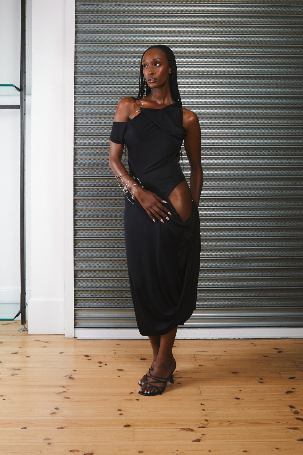 Modelo usando Vestido Undertide Preto Karoline Vitto