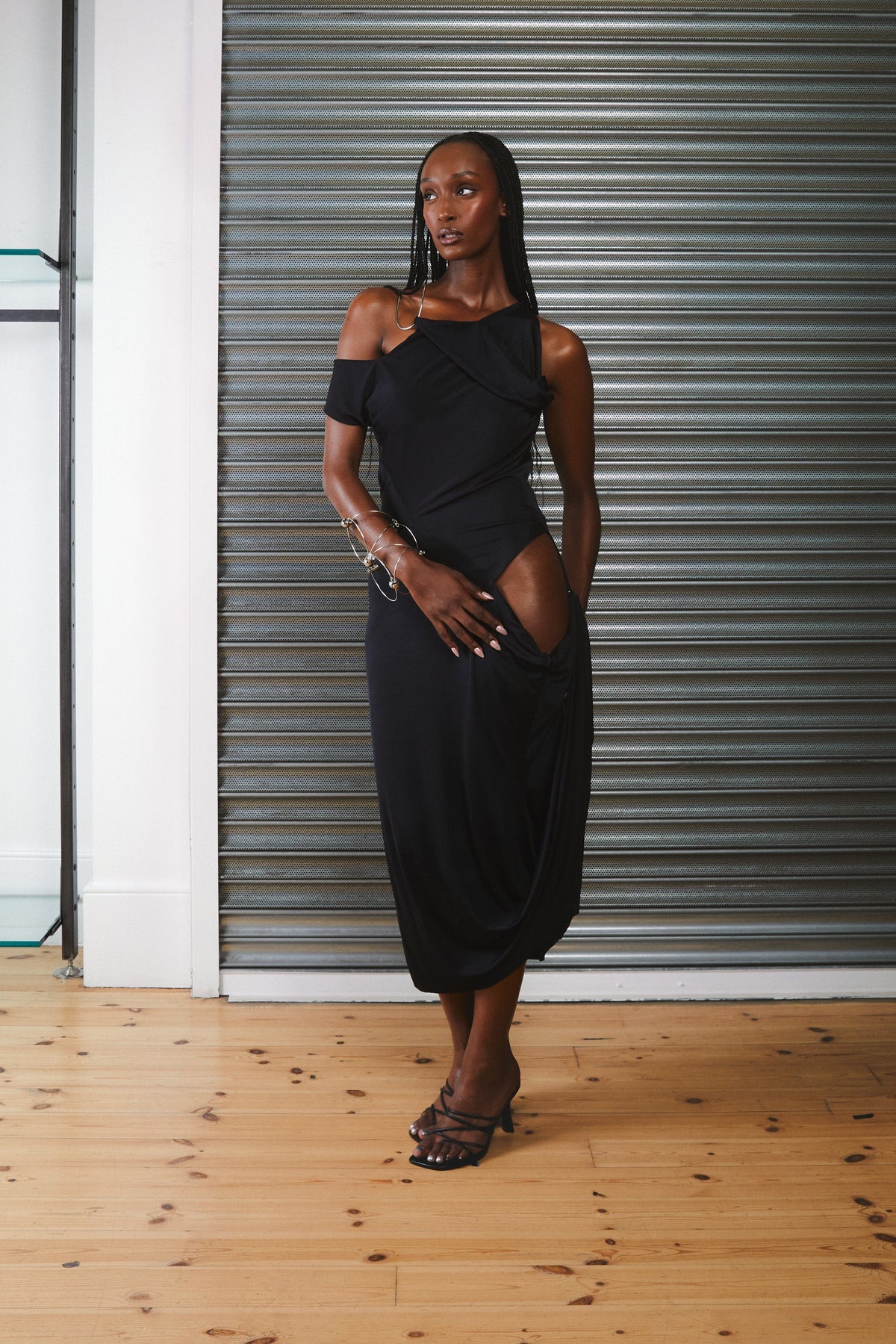 Modelo usando Vestido Undertide Preto Karoline Vitto