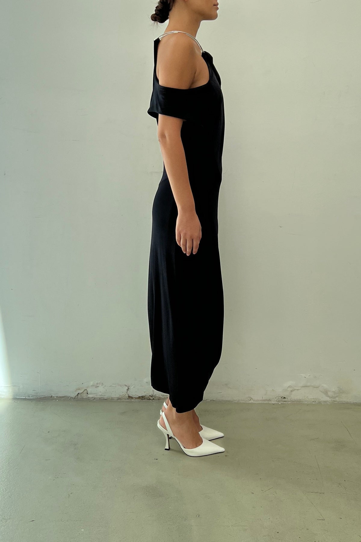 Modelo usando Vestido Undertide Preto Karoline Vitto, vista lateral