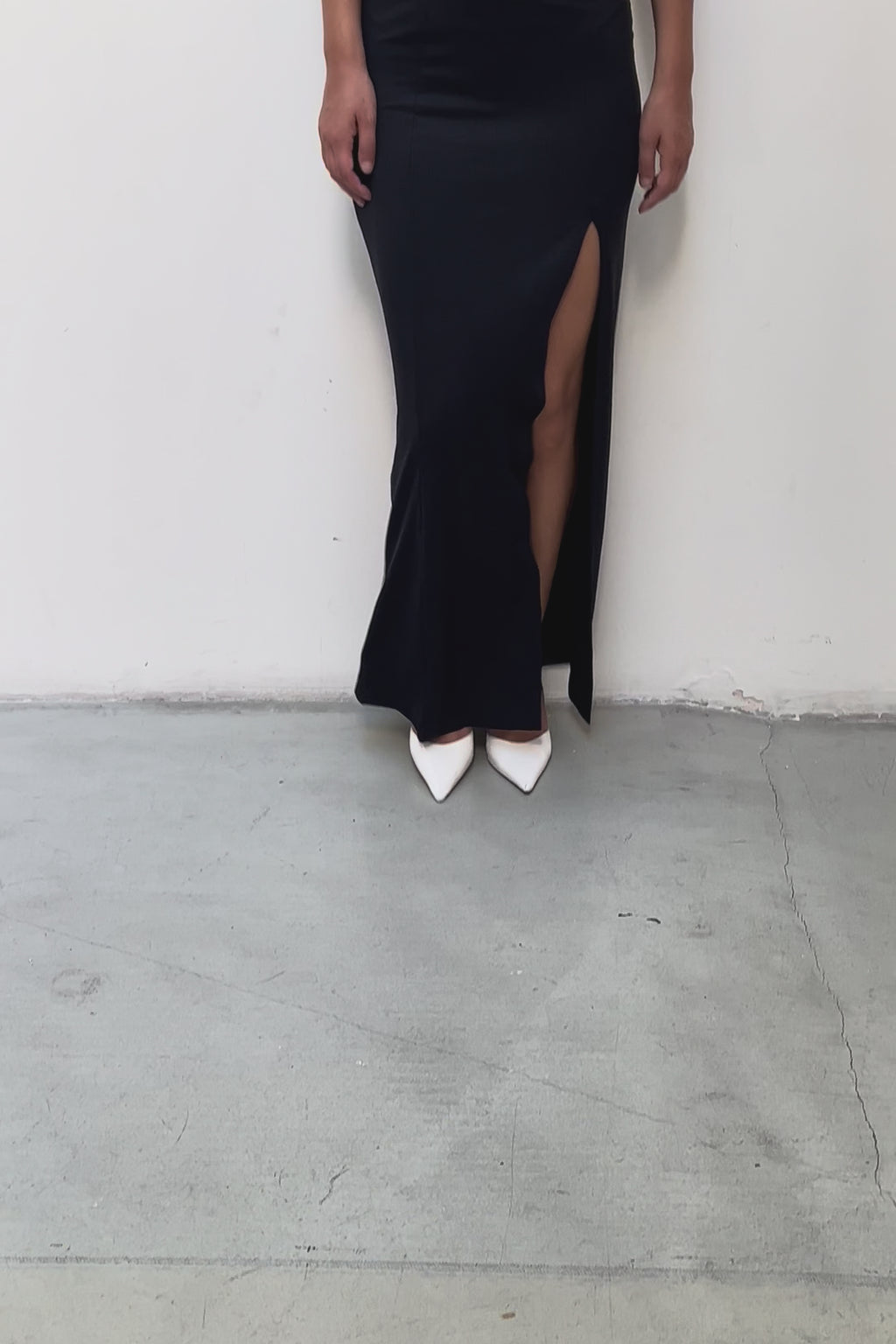 Detalhe da fenda do Vestido Metal KV Preto Karoline Vitto em movimento