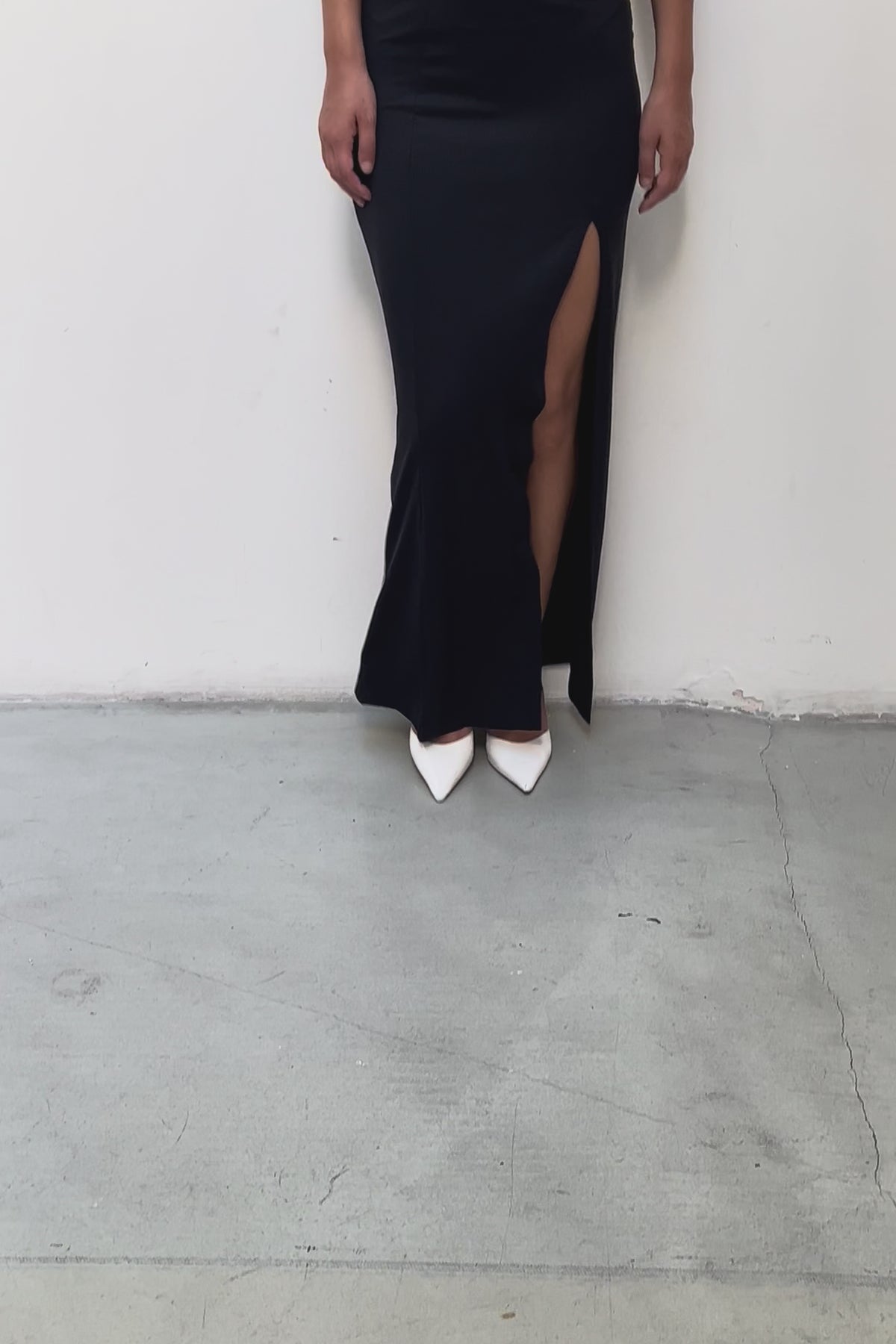 Detalhe da fenda do Vestido Metal KV Preto Karoline Vitto em movimento