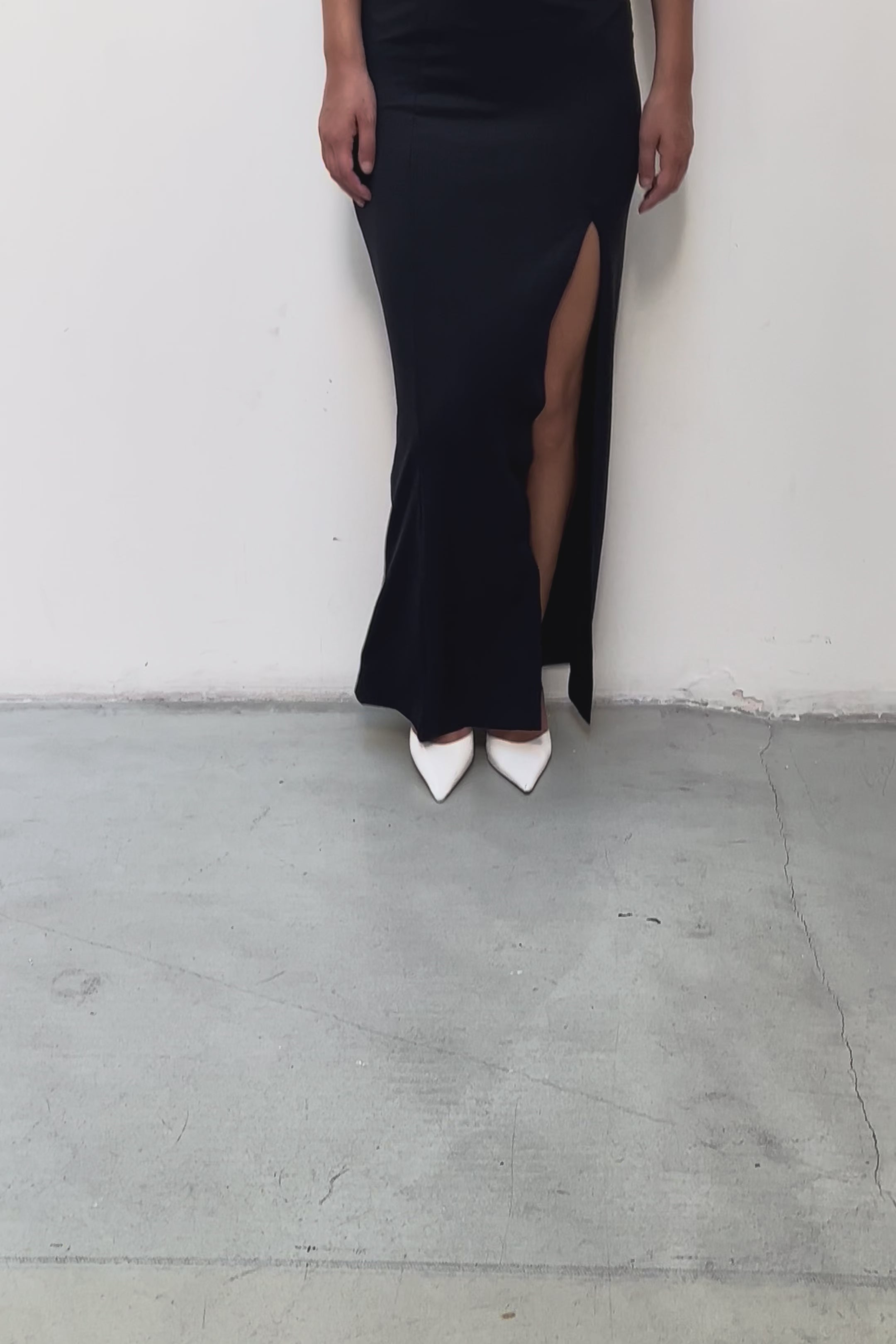 Detalhe da fenda do Vestido Metal KV Preto Karoline Vitto em movimento