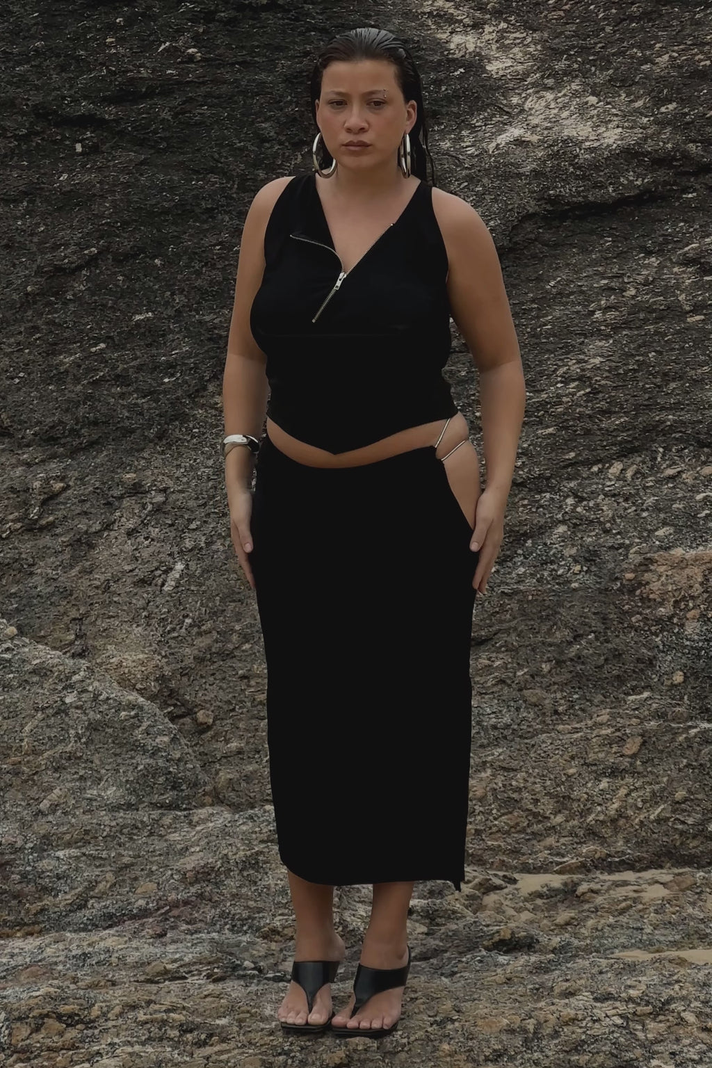 Modelo usando Top Zíper Preto Karoline Vitto em movimento