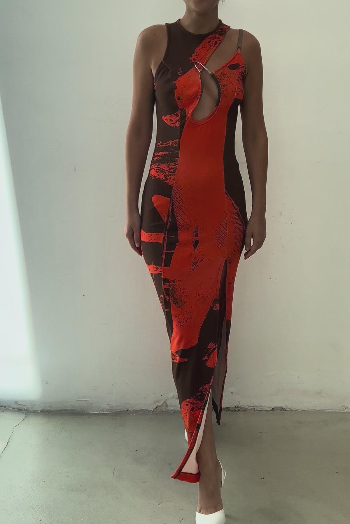 Modelo usando Vestido Metal KV Estampado Karoline Vitto em movimento