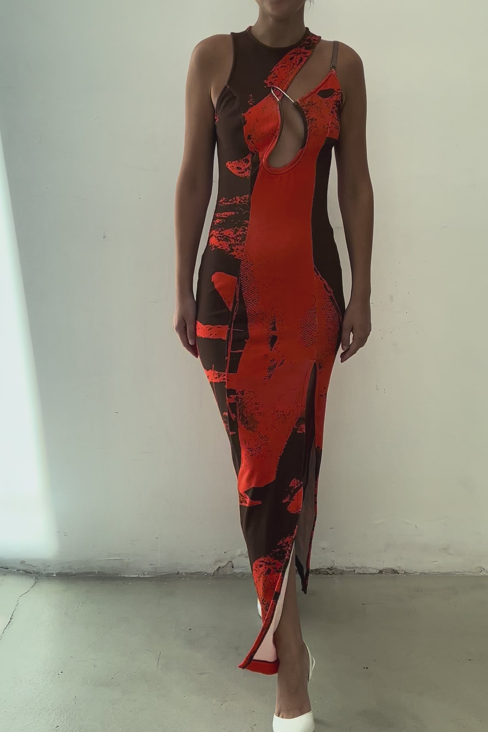 Modelo usando Vestido Metal KV Estampado Karoline Vitto em movimento