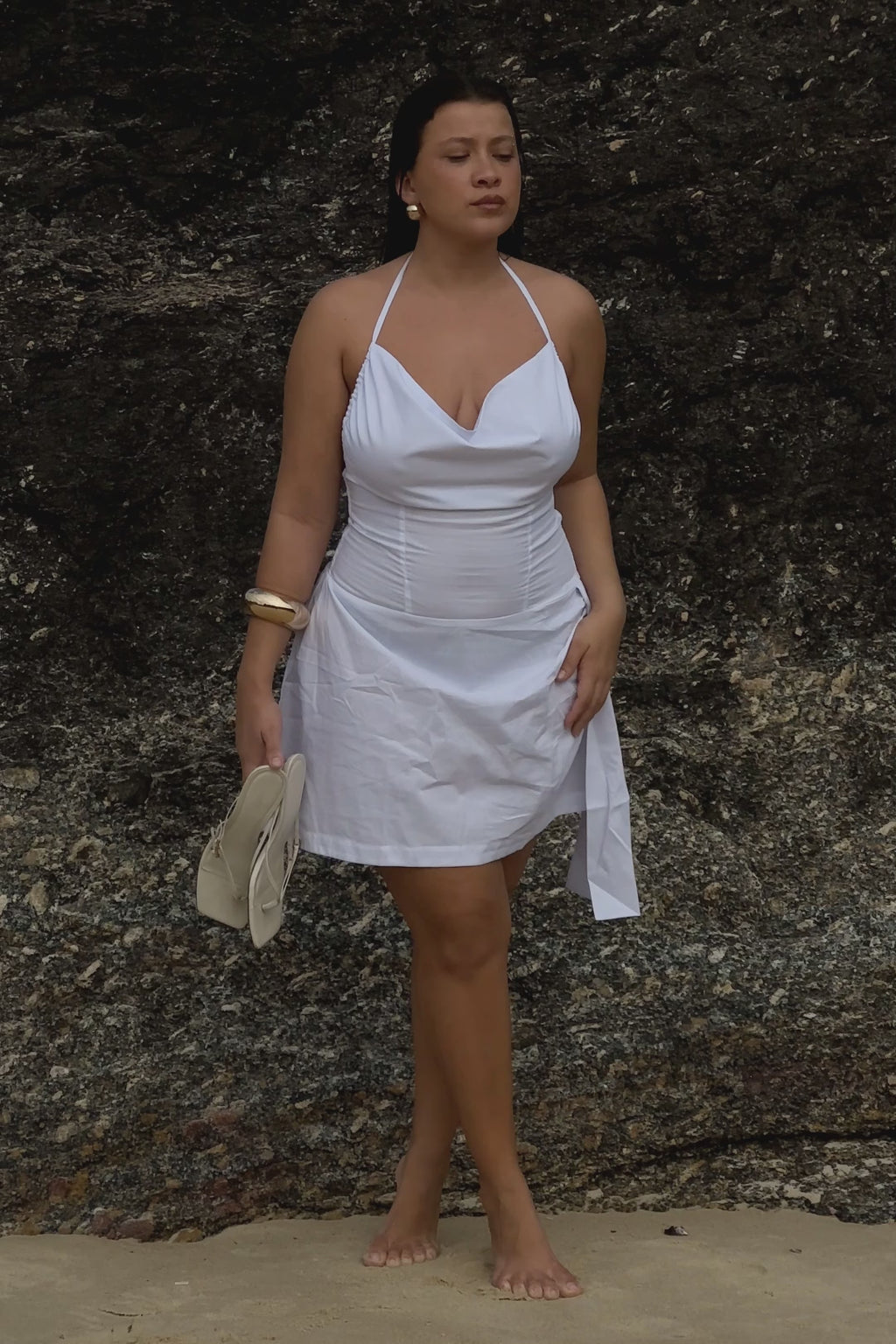 Modelo usando Vestido Mini Busto Drapeado Branco Karoline Vitto em movimento