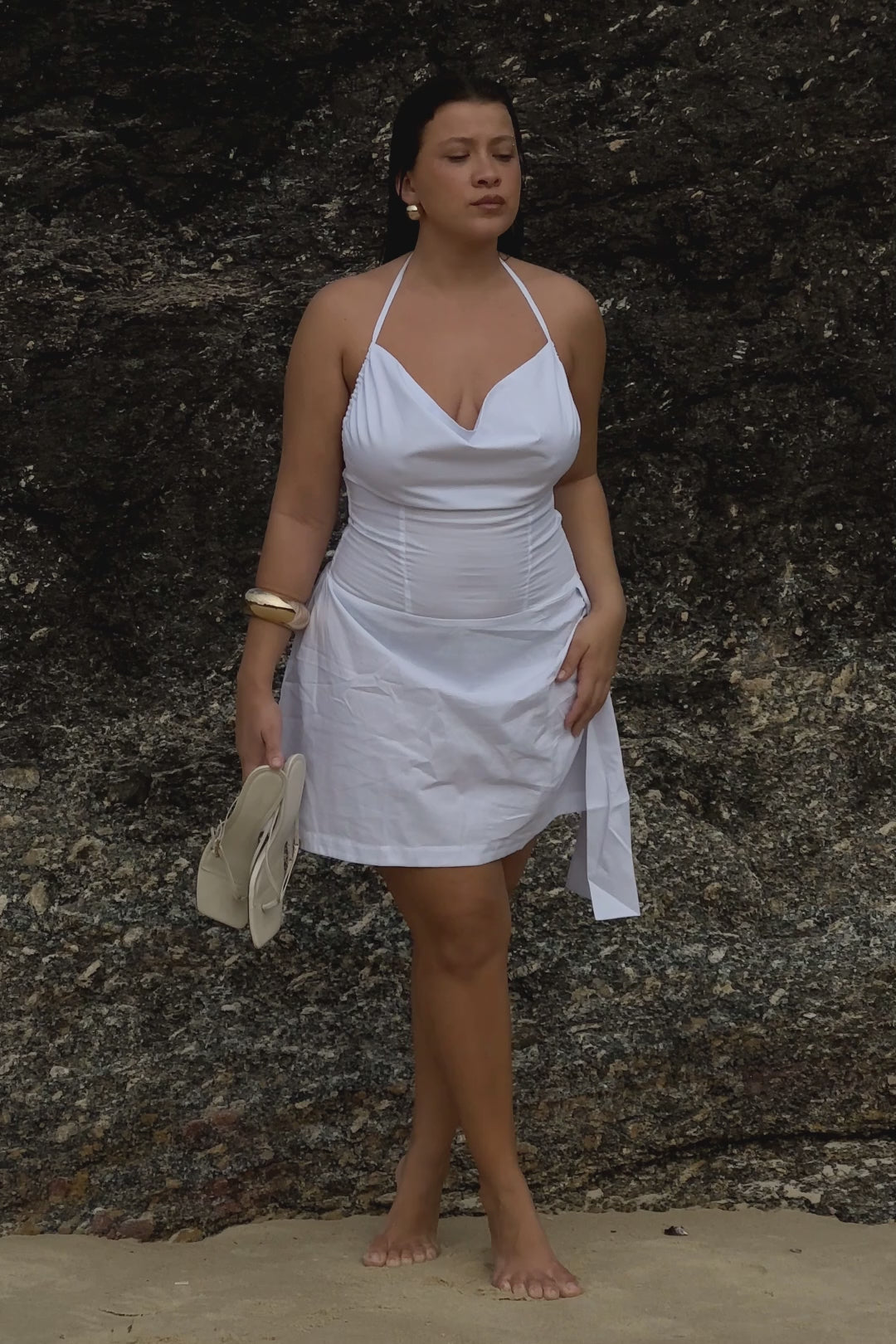Modelo usando Vestido Mini Busto Drapeado Branco Karoline Vitto em movimento
