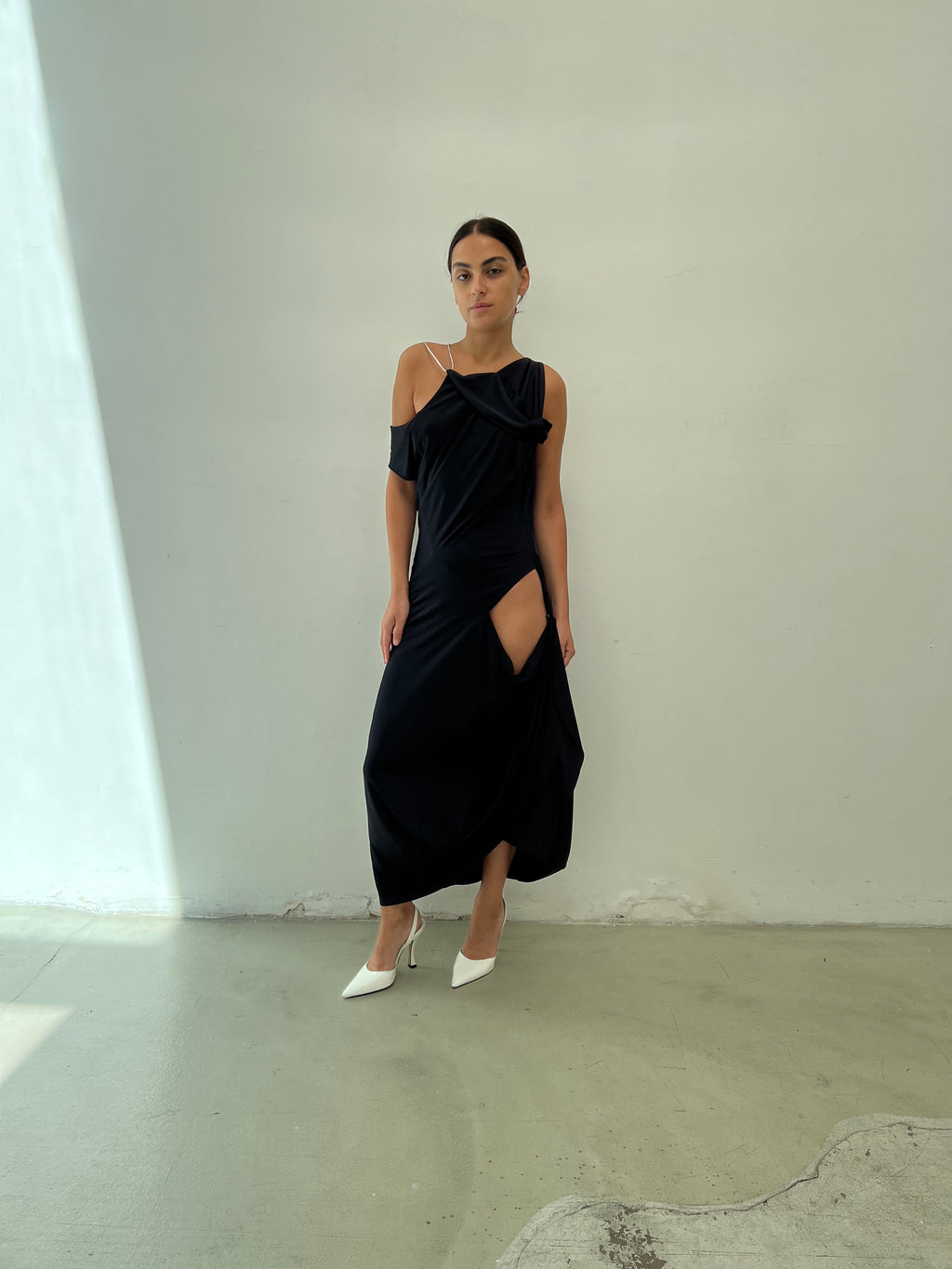 Modelo usando Vestido Undertide Preto Karoline Vitto em movimento
