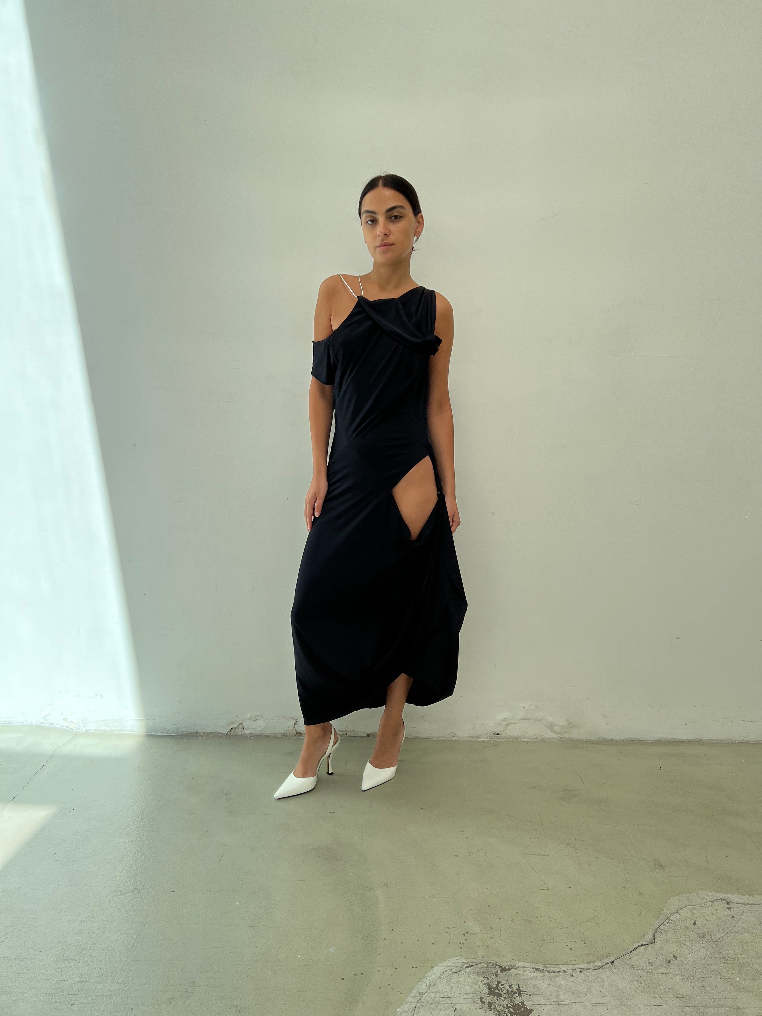 Modelo usando Vestido Undertide Preto Karoline Vitto em movimento