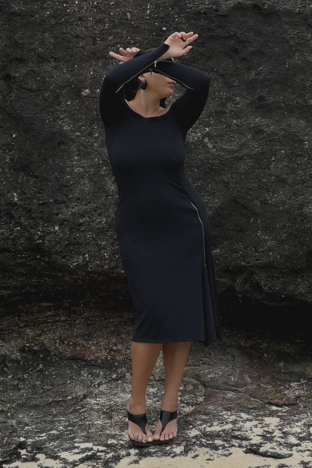 Modelo usando Vestido Midi Zíperes Preto Karoline Vitto em movimento
