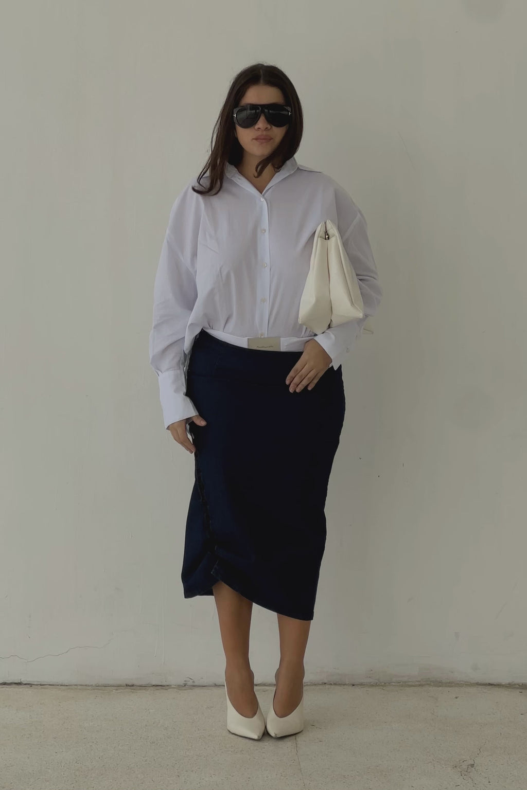 Modelo usando Camisa Oversized Split Costas Branca Karoline Vitto em movimento