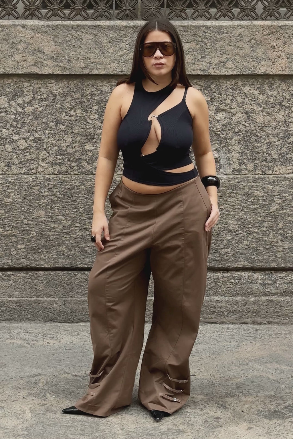 Modelo usando Top Metal KV Preto Karoline Vitto em movimento