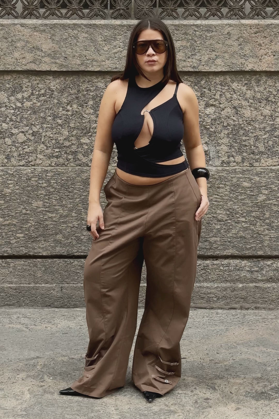 Modelo usando Top Metal KV Preto Karoline Vitto em movimento