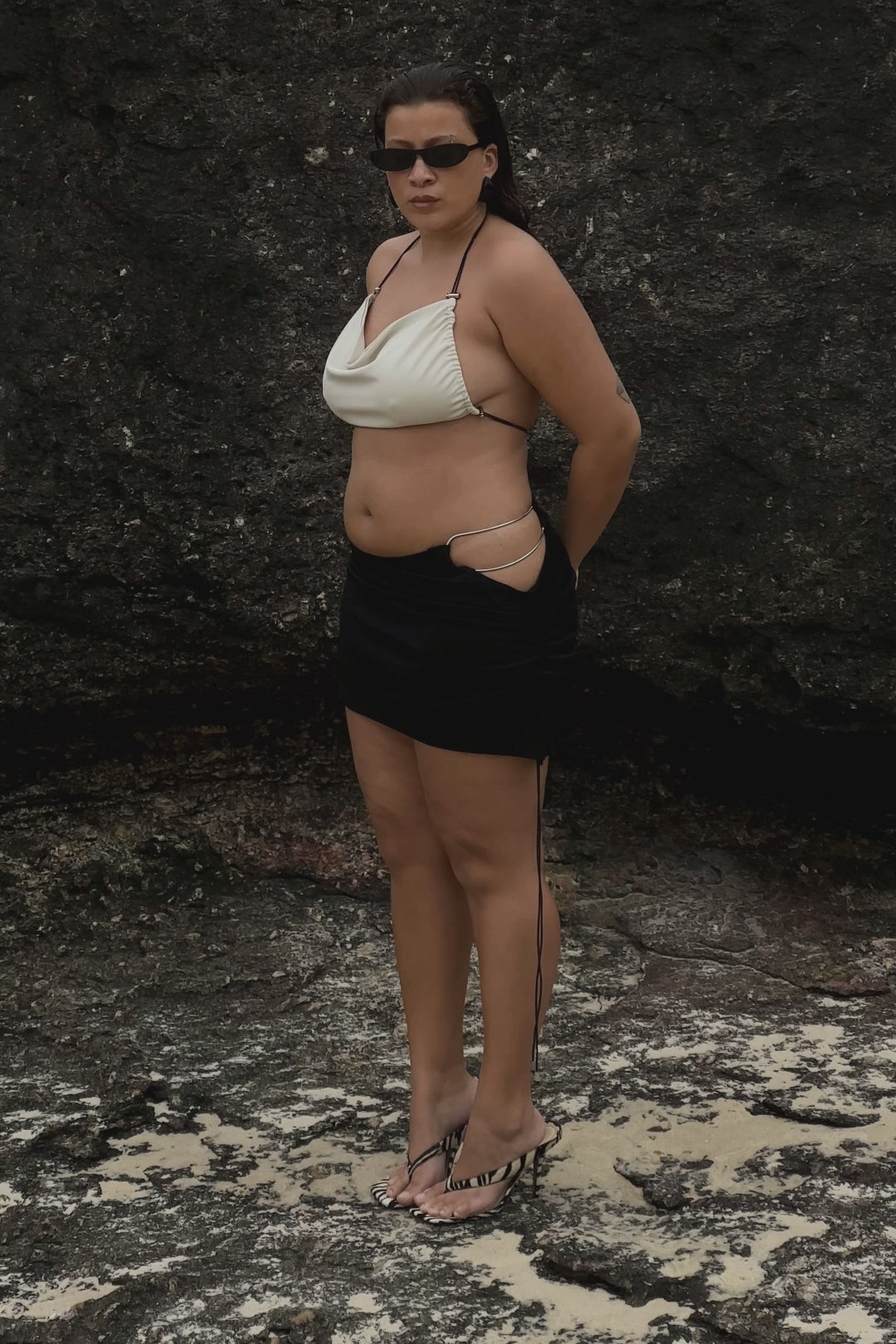 Modelo usando Minissaia Barely There Preta e Top Barely There Areia 
Karoline Vitto em movimento
